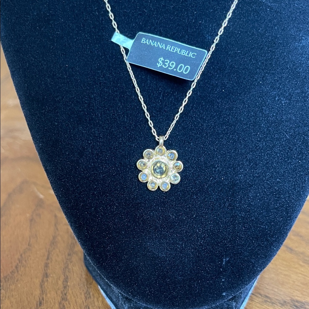 Banana Republic Gold Flower Cluster Pendant Necklace - Picture 2 of 5